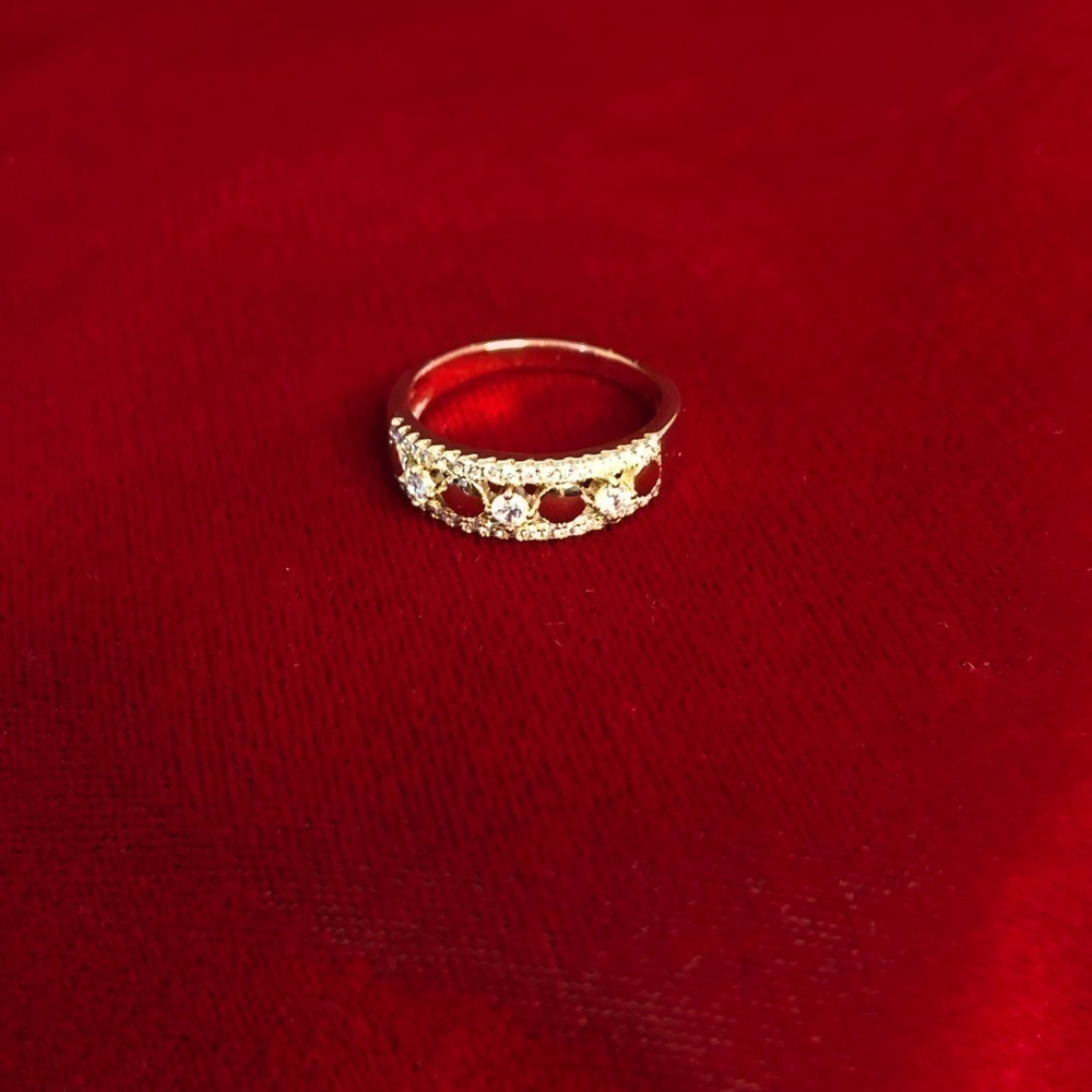 Gold princess style ring - Picture 3 of 3
